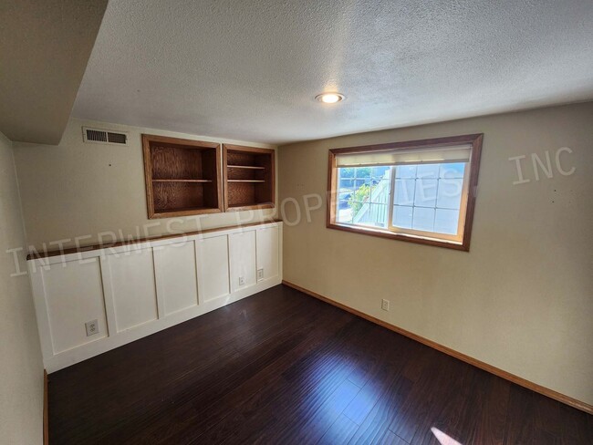 Building Photo - 4+ Bedroom Tigard Home With a Beautiful Vi...