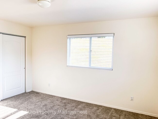 Building Photo - Beautiful 4 bedroom 3 bath townhouse w/att...