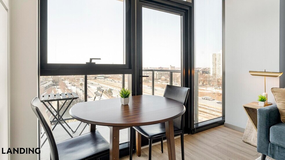 Building Photo - 513 S Damen Ave