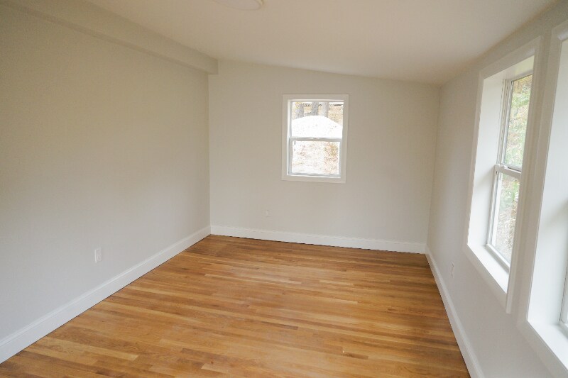 Building Photo - 8 Sussex Ln