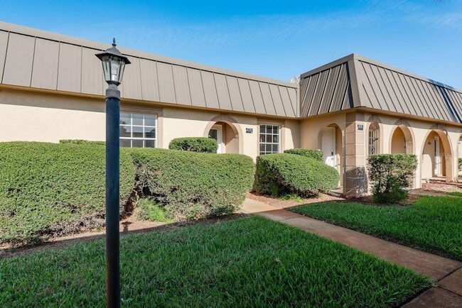 Building Photo - 4229 Stratford Dr