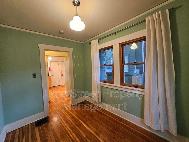 Building Photo - 636 N Shaver St