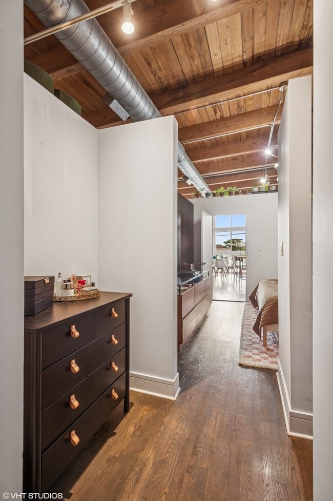 Building Photo - 2544 W North Ave