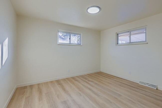 Building Photo - 4945 Wyandot St