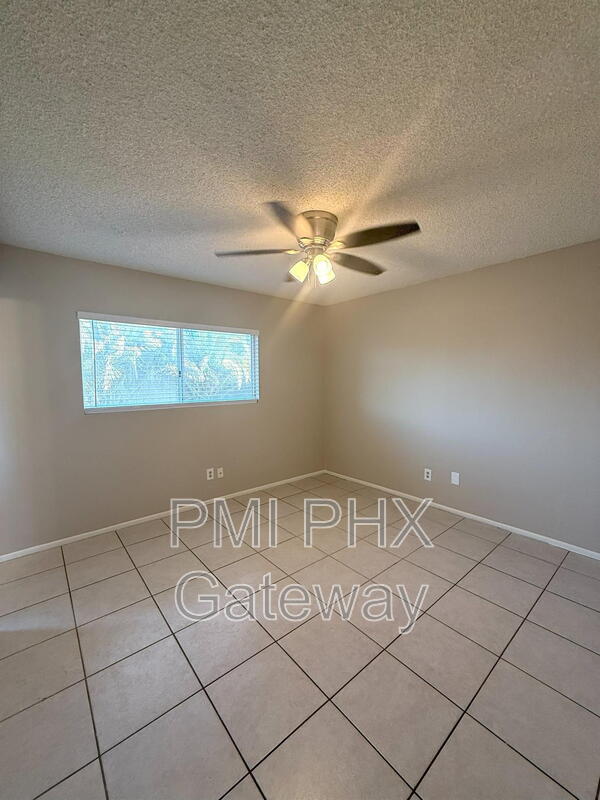Building Photo - 1623 W Pampa Ave