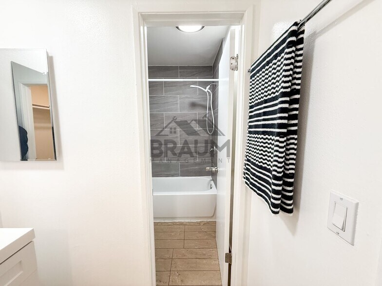 Building Photo - 6612 Sylmar Ave