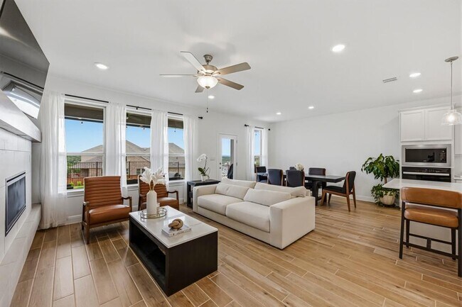 Building Photo - 6700 Cliff Rose Dr