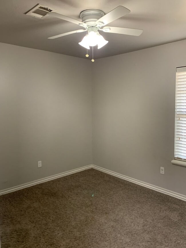 Building Photo - 517 Post Oak Ln