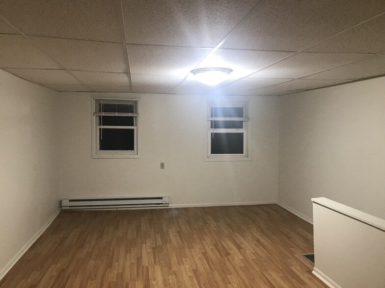 Third floor bedroom - 1 Cedar Ter