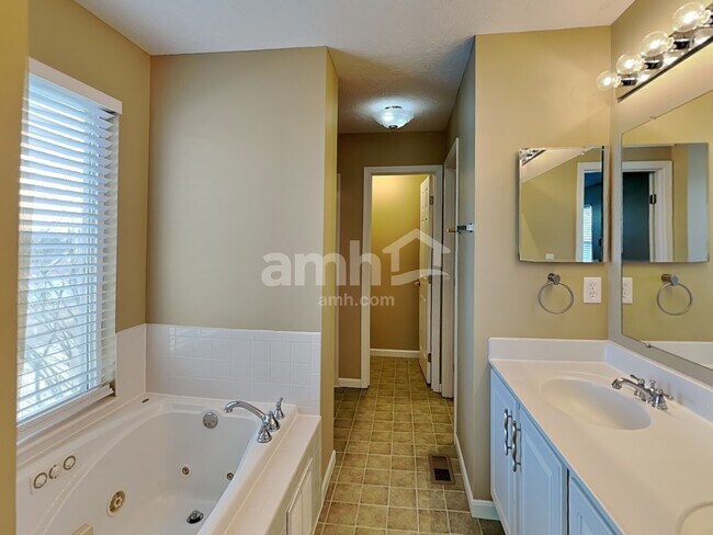 Building Photo - 447 Hartford Ct