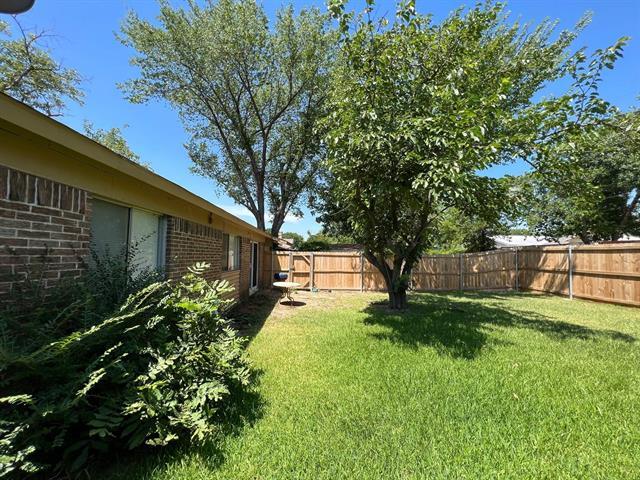 Building Photo - 2121 Travis Dr