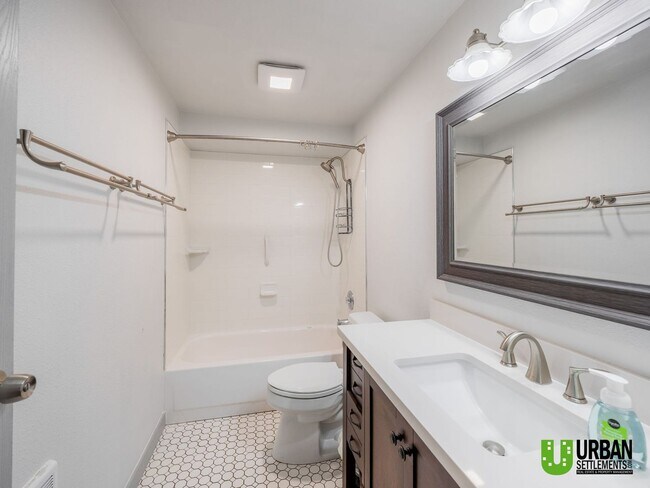 Building Photo - Charming 2-Bedroom Downstairs Condo with Community Pool