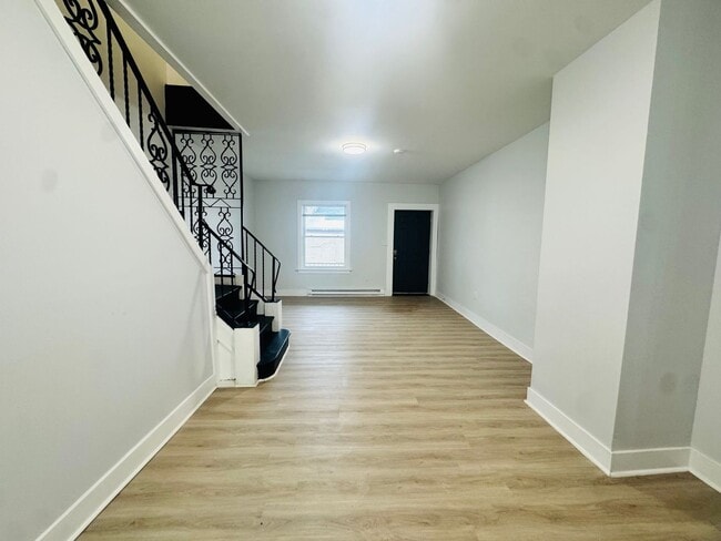 Building Photo - Beautiful 3b/1.5bth House ! Section 8 Only