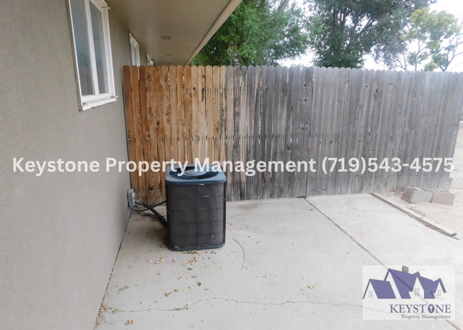 Building Photo - 879 S Bellflower Dr
