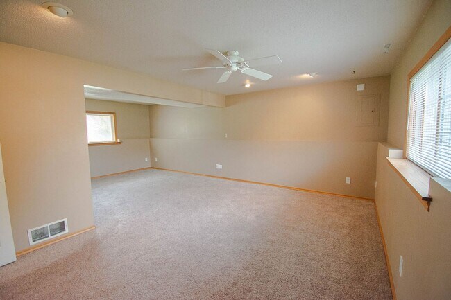 Building Photo - Pet friendly Country Club Manor home with fenced yard!