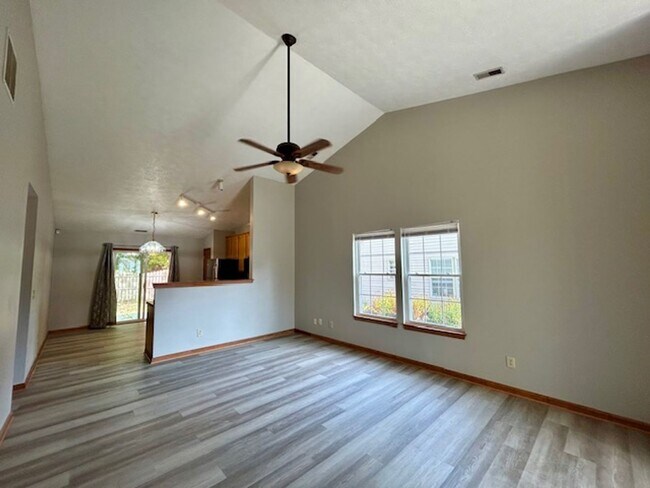 Building Photo - Stunning 3 Bedroom/2 Bath home in Pike Tow...