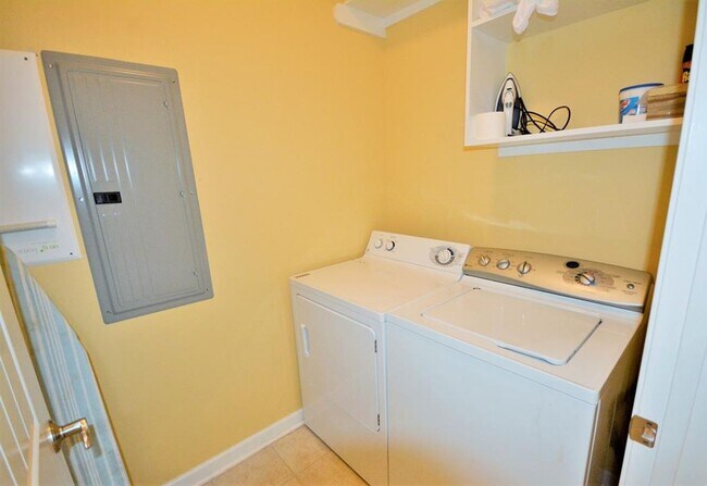 Building Photo - 5BR, 4BA Townhome - Pet Friendly with Beac...