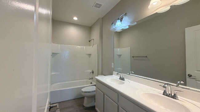 Building Photo - 612 Hazelnut Ln