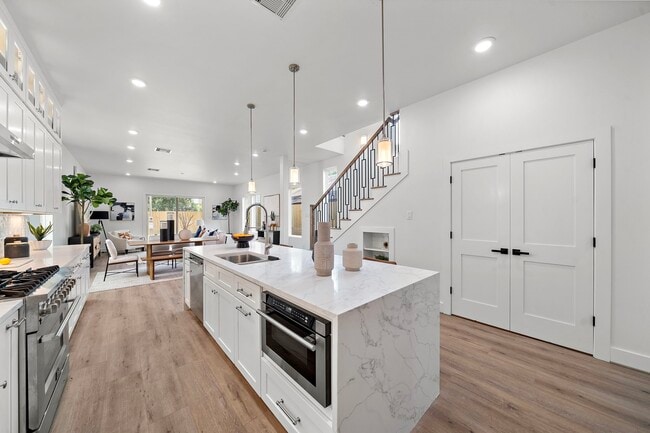 Building Photo - 406 E 33rd St