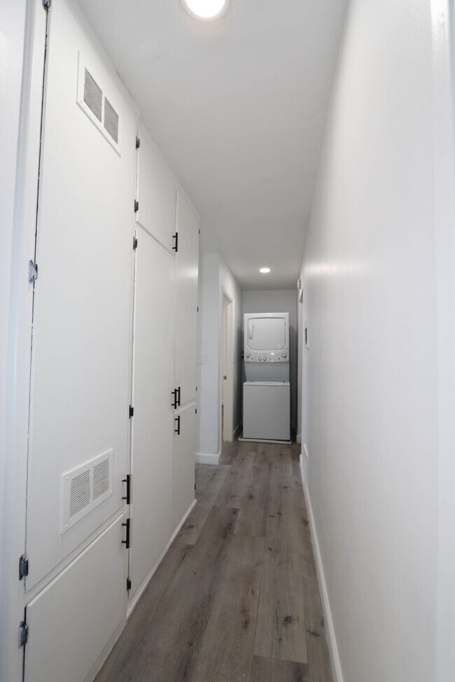 Building Photo - 460 Vista Ave