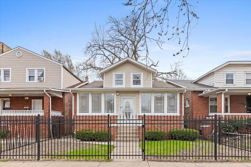 Primary Photo - 6735 S St Lawrence Ave