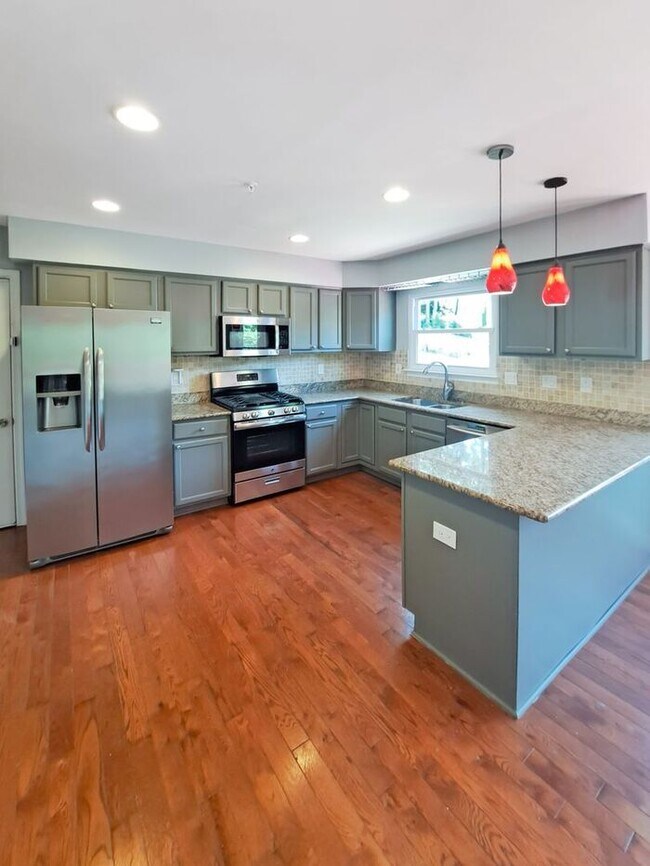 Building Photo - Amazing 4 Bedroom, 4 Bath SFH Corner Lot, ...