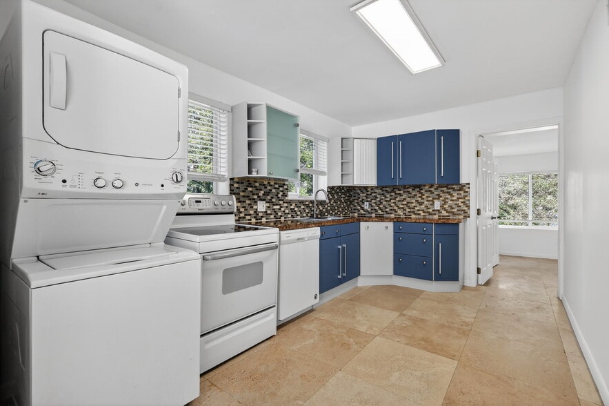 Building Photo - 825 NE 120th St