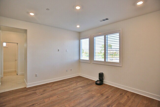 Building Photo - 5 Bedroom SFR in Irvine