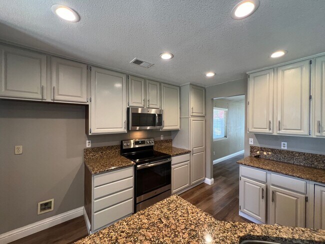 Building Photo - 4-bedroom single story home in Turlock!