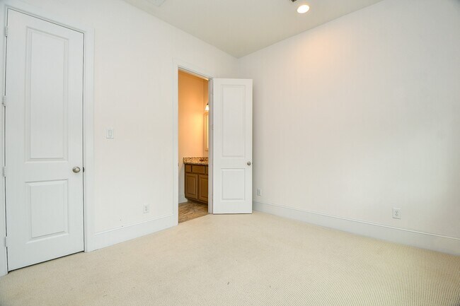 Building Photo - 818 Yale St
