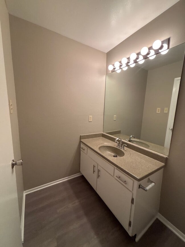 Building Photo - 1 BED 1 BATH CONDO AVAILABLE!