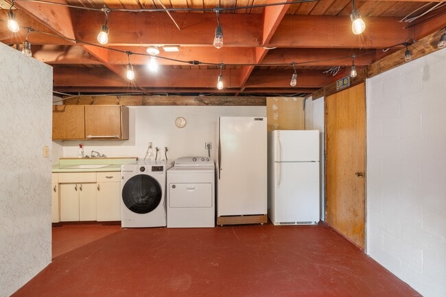 Building Photo - 3612 Seabreeze Ave