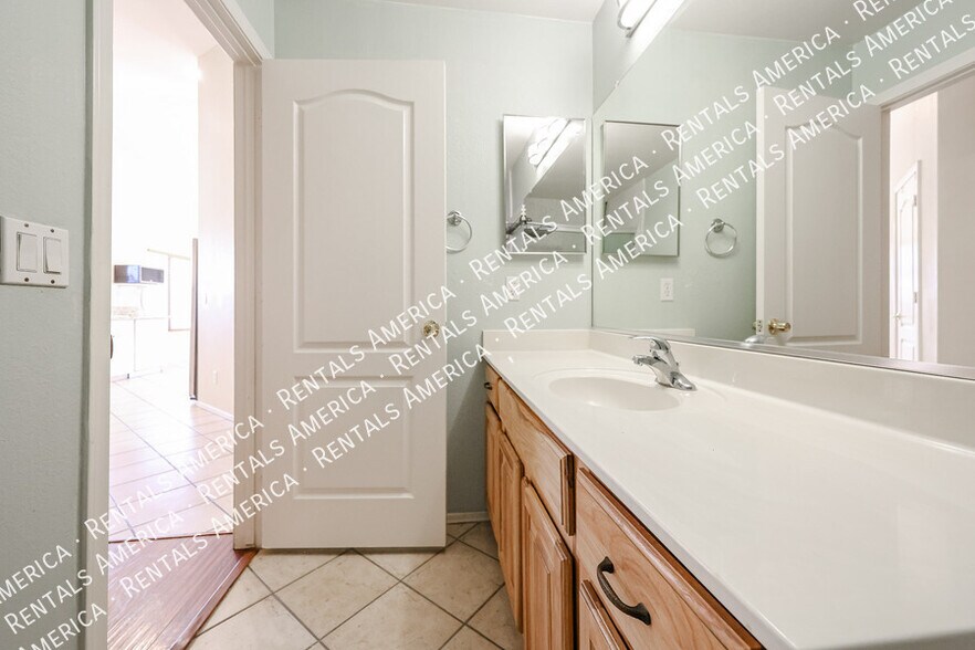 Building Photo - 1623 E Wildhorse Pl