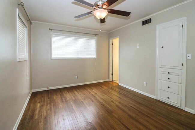 Building Photo - Darling 3 Bedroom With Hardwood Floors!