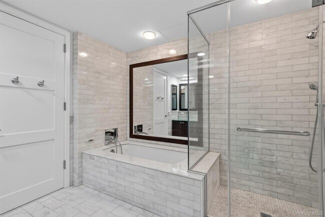 Building Photo - 1 Renaissance Square