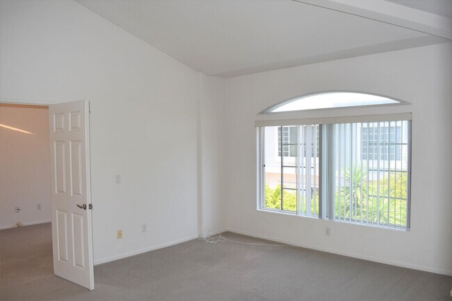 Building Photo - 3 Bedroom Townhome in La Jolla Village