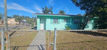 Building Photo - Central Lakeland Duplex