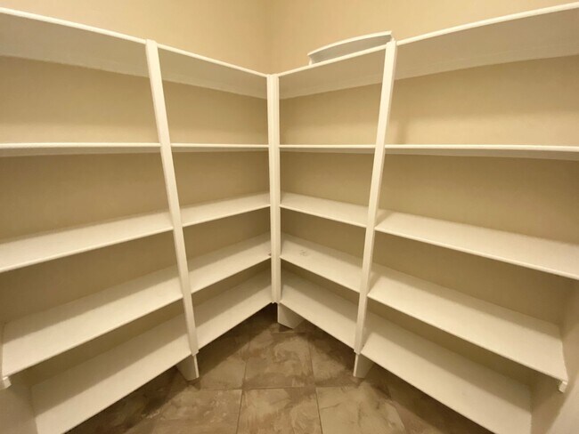 Building Photo - 4/BD 3.5/BA Spacious Home in Gated Communi...