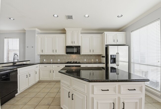 Building Photo - Charming Corner Townhouse in the Heart of Midtown