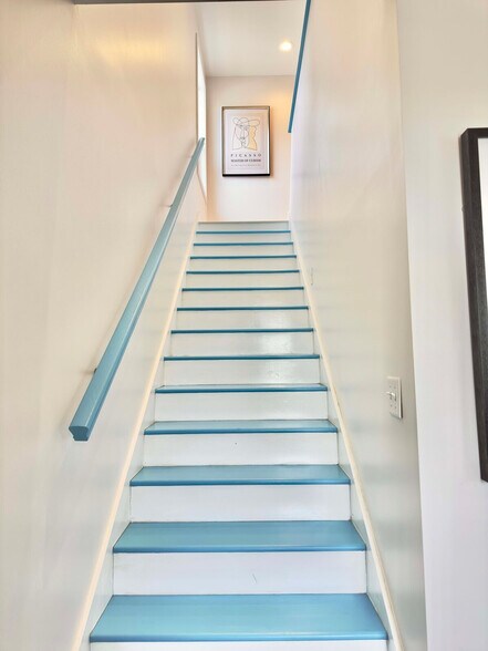 Building Photo - 325 Sanders St