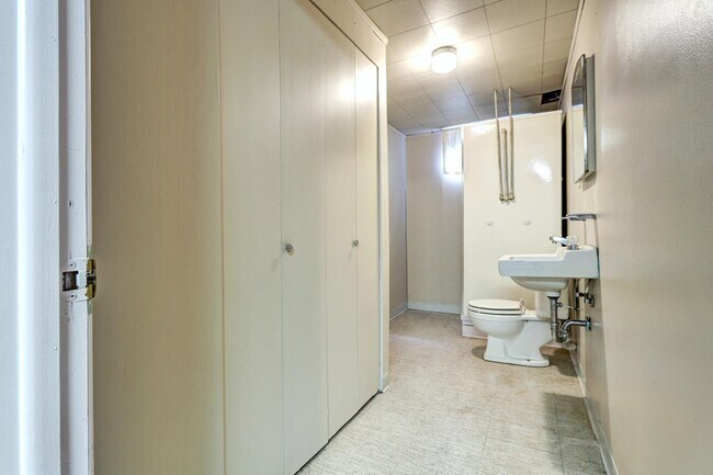 Building Photo - Lakewood! Walk to Belmar Town Center 3 bed...
