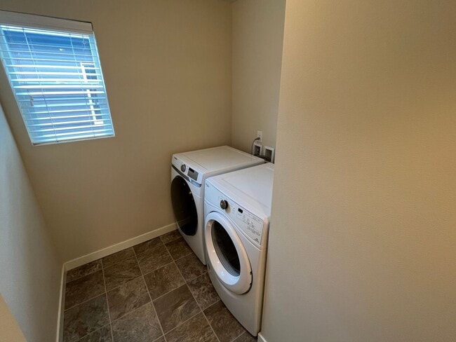 Building Photo - Amazing Puyallup Home waiting for you!