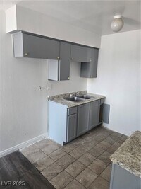 Building Photo - 1402 E Desert Inn Rd