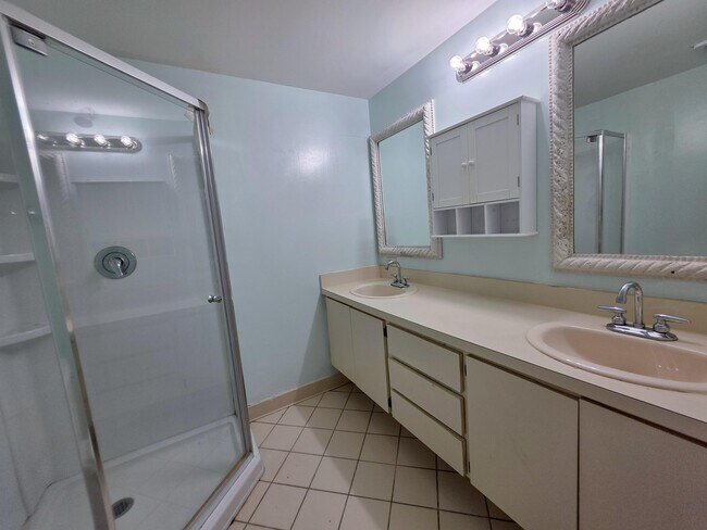 Building Photo - 832 Blue Ridge Cir