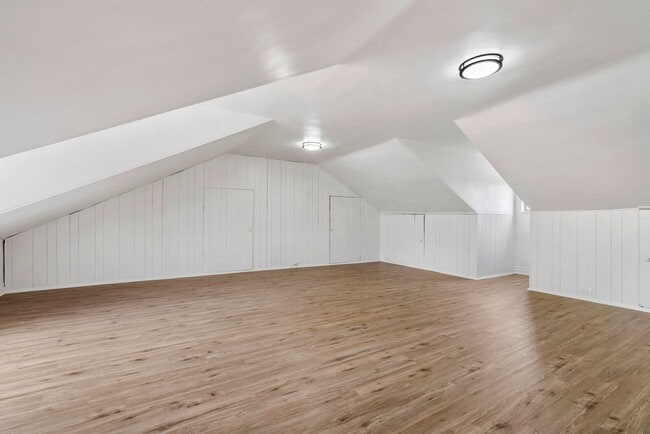 Building Photo - 4 bed 1 bath - all updated, central air, laundry