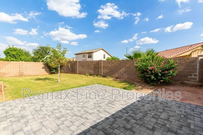 Building Photo - 1851 E Carla Vista Dr