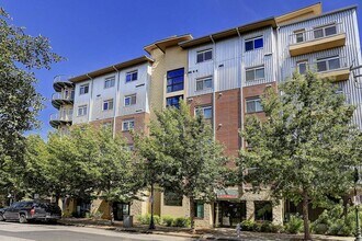 Building Photo - 910 W 25th St