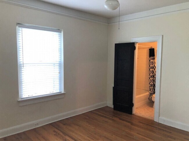 Building Photo - Historic 1 BR/1 BA Upstairs Apartment