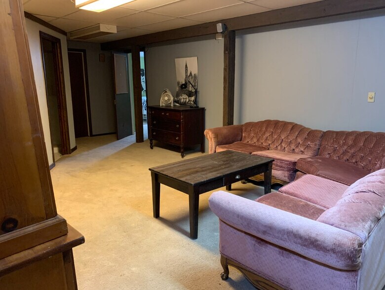 Family room - 202 Hillcrest Dr