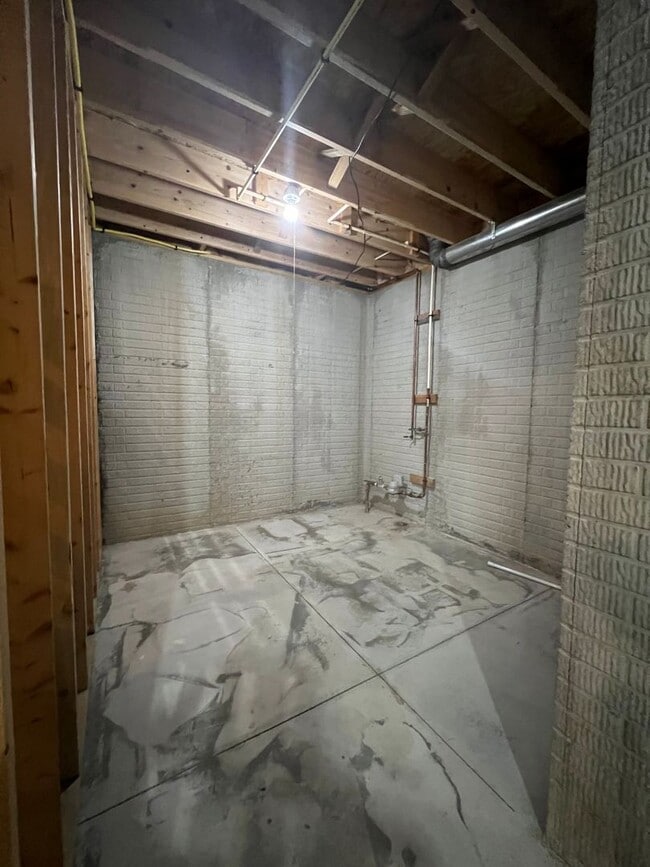 Building Photo - Must See Elkhorn Home!!
